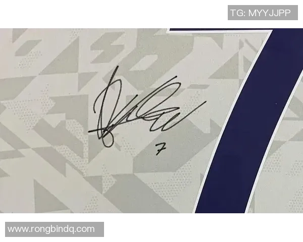 足球明星亲签球星热潮揭秘 名将亲自签名球衣如何影响球迷市场