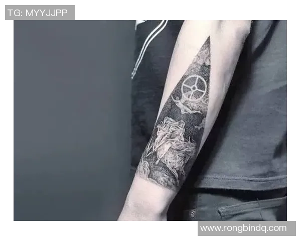 足球巨星全身纹身曝光展现独特个性与力量美学