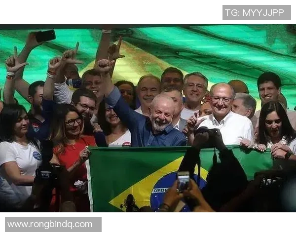 巴西昔日天才球星沦为贩毒主谋从绿茵传奇到黑暗深渊的堕落人生